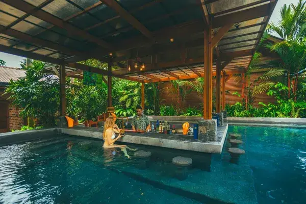 Amor Arenal swim up bar