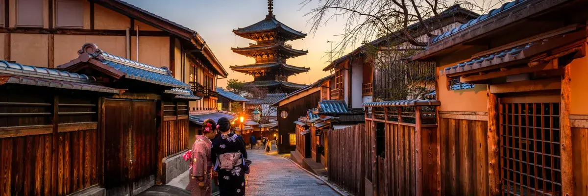 Kimonos women Kyoto Japan min