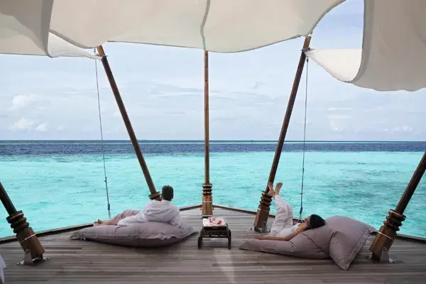 Moofushi Couple Maldives Website
