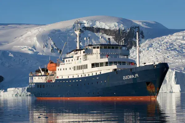 MV Plancius Oceanwide Expeditions Mike Louagie Oceanwide expeditions min